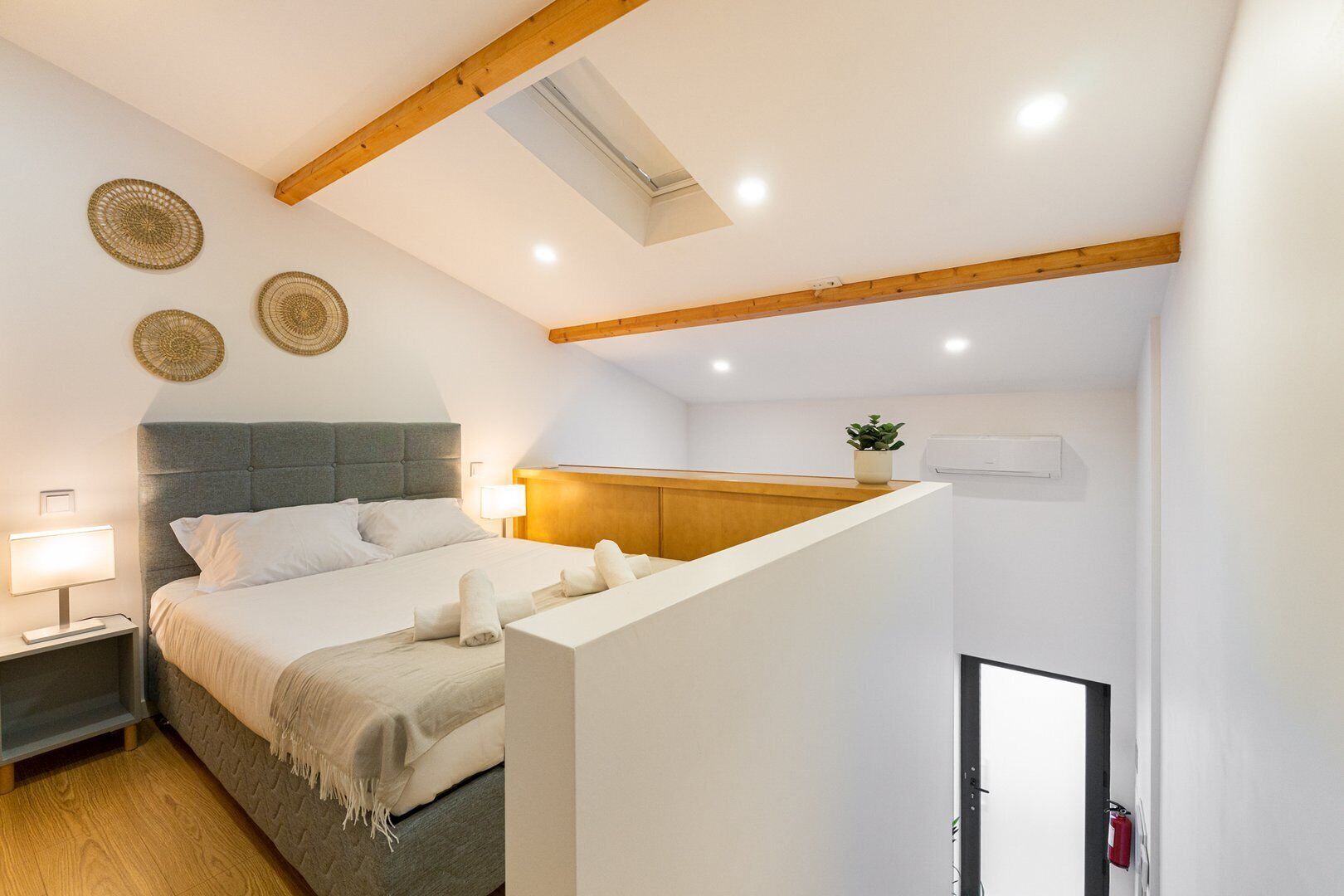 Desk, iron/ironing board, Internet, bed sheets