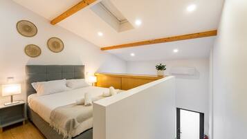 Desk, iron/ironing board, Internet, bed sheets