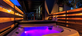 Verbena Waterfront Cottage, Hot Tub-Mins from Fred