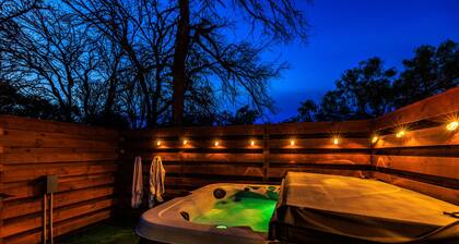 Rivers Edge Cottages-Sleeps 36-Walk to the River!