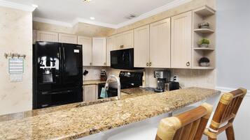 Een koelkast, een magnetron, een oven, een kookplaat