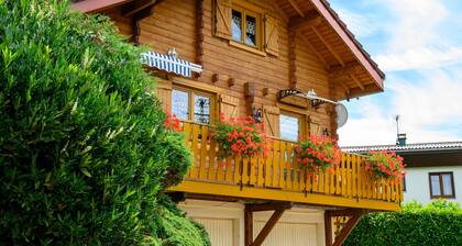 „Unser Chalet“ mit Bergblick, privater Terrasse und WLAN