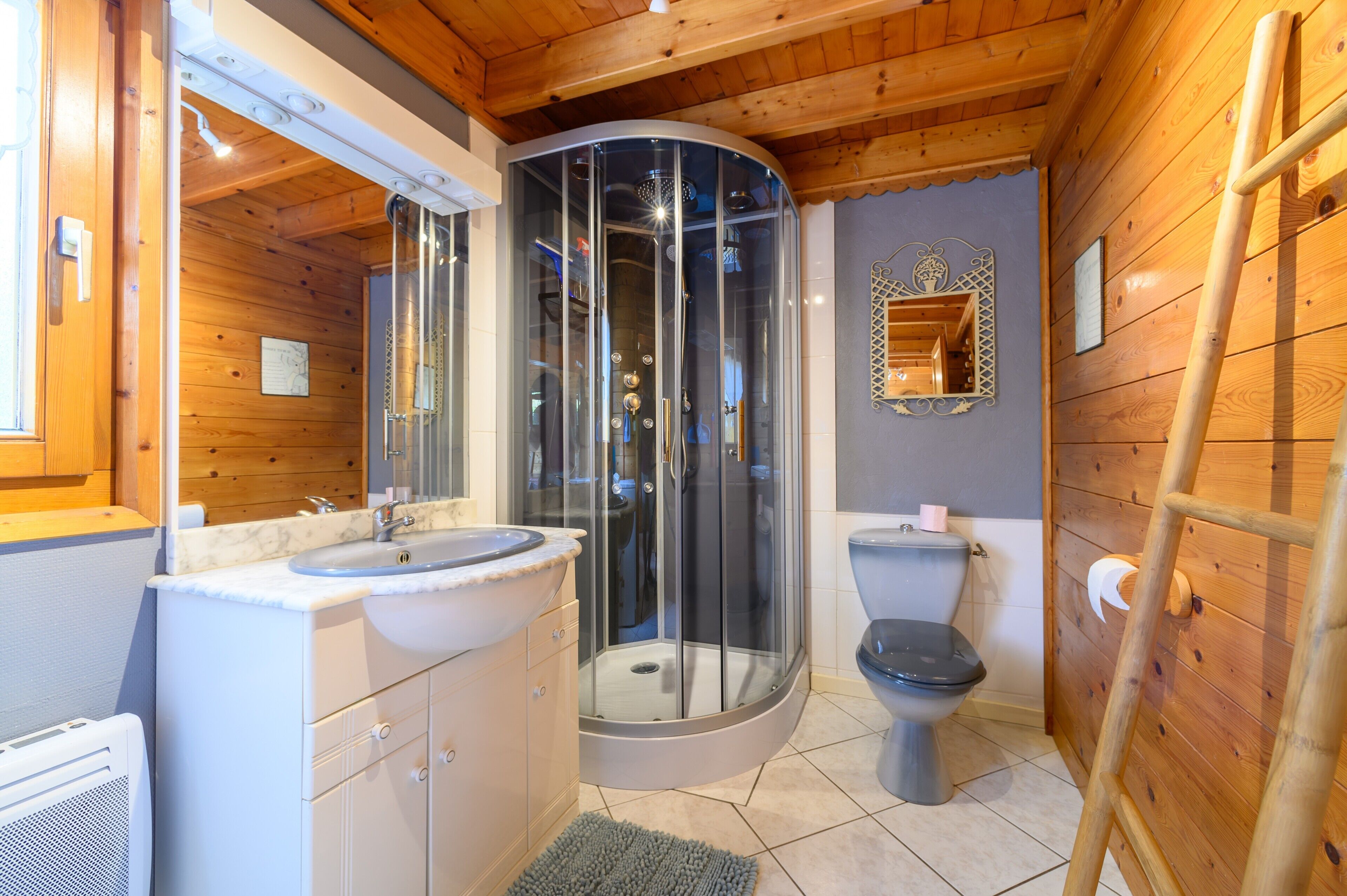 Shower, free toiletries