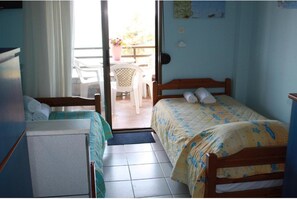 Triple Room Sea View with Balcony | 책상, 암막 커튼, 방음 설비, 무료 WiFi