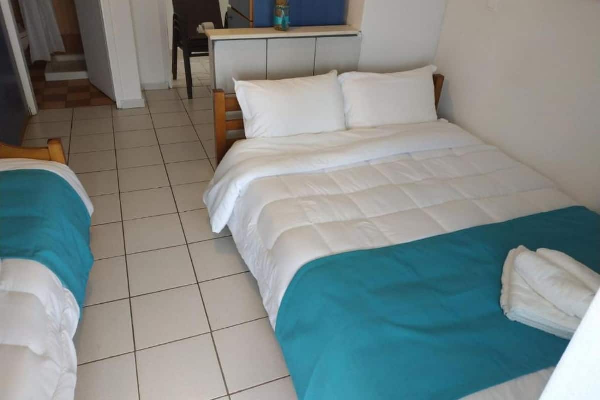 Economy Triple Room Sea View | 書桌、遮光布/窗簾、隔音、免費無線上網