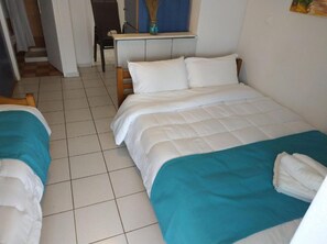 Economy Triple Room Sea View | Desk, blackout curtains, soundproofing, free WiFi