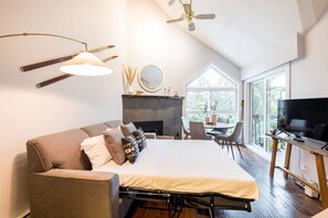 TV, fireplace