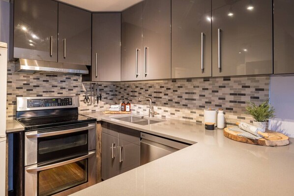 Fridge, oven, stovetop, dishwasher