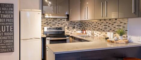 Frigorífico, horno, placa de cocina y lavavajillas