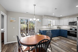 Dining - Quiet suburban neighborhood (New Bern)