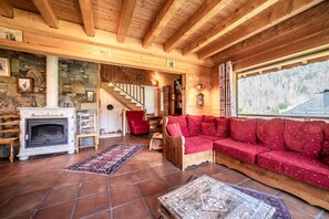 TV, fireplace, DVD player, stereo - Chalet 'L'arba Clar - 4 Étoiles' with Mountain View, Private Terrace and Wi-Fi (Morzine)