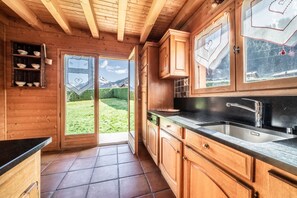 Fridge, microwave, oven, stovetop - Chalet 'L'arba Clar - 4 Étoiles' with Mountain View, Private Terrace and Wi-Fi (Morzine)