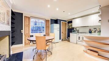Coffee/tea maker, fridge, microwave, oven