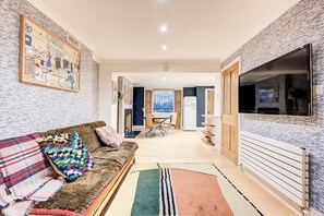 TV, fireplace - GuestReady - Flat Near The Oval Cricket (London)