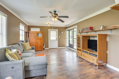 Clanton Cottage w/ Charcoal Grill & Porch!
