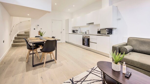 Een modern appartement met een eethoek, keuken en woonruimte.