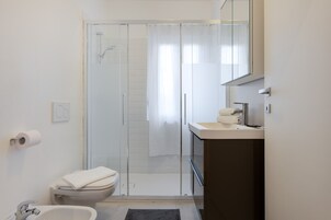 Appartamento | Bagno | Doccia, soffione a pioggia, set di cortesia gratuito, bidet