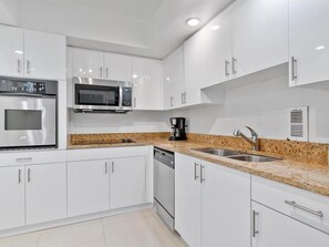 Refrigerador, microondas, horno y lavavajillas 