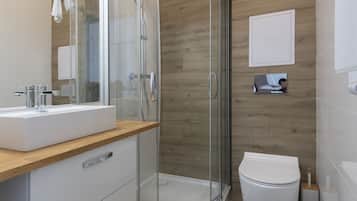 Studio Suite | Bathroom | Hair dryer, towels, soap, shampoo