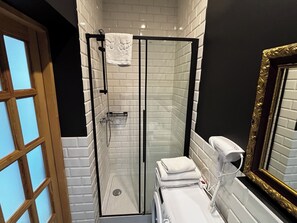 Studio Suite | Bathroom