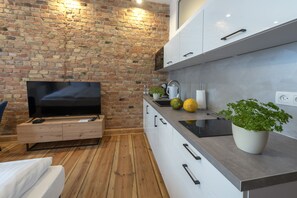 Refrigerador, microondas, placa de cocina, cafetera/tetera