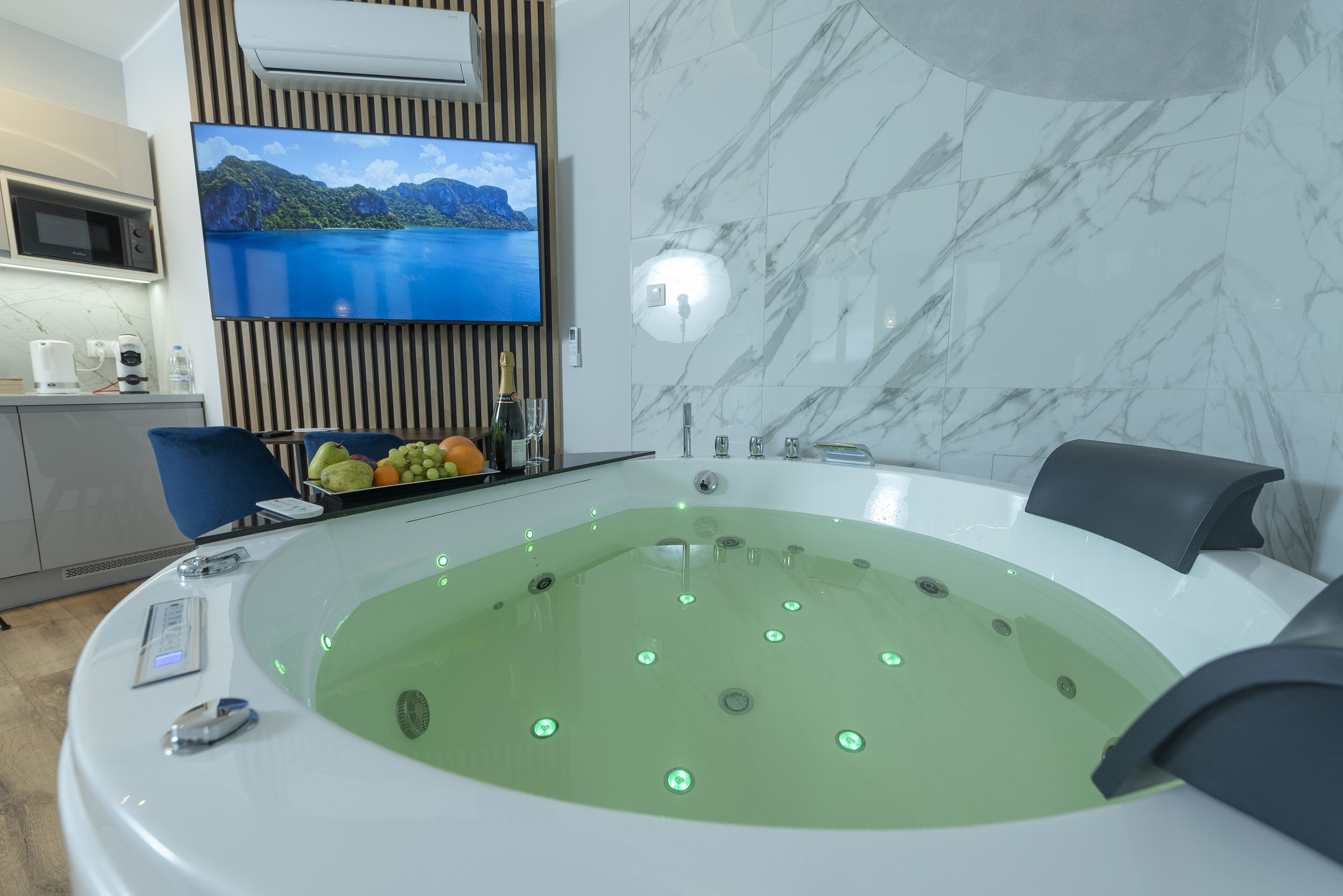 Exclusive Studio Suite, Jetted Tub | Jetted tub