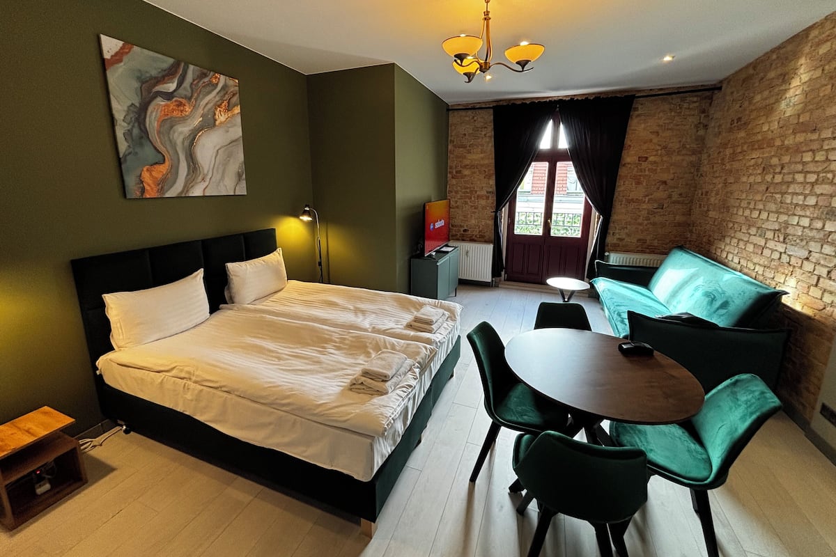 1 bedroom, blackout drapes, iron/ironing board, free WiFi