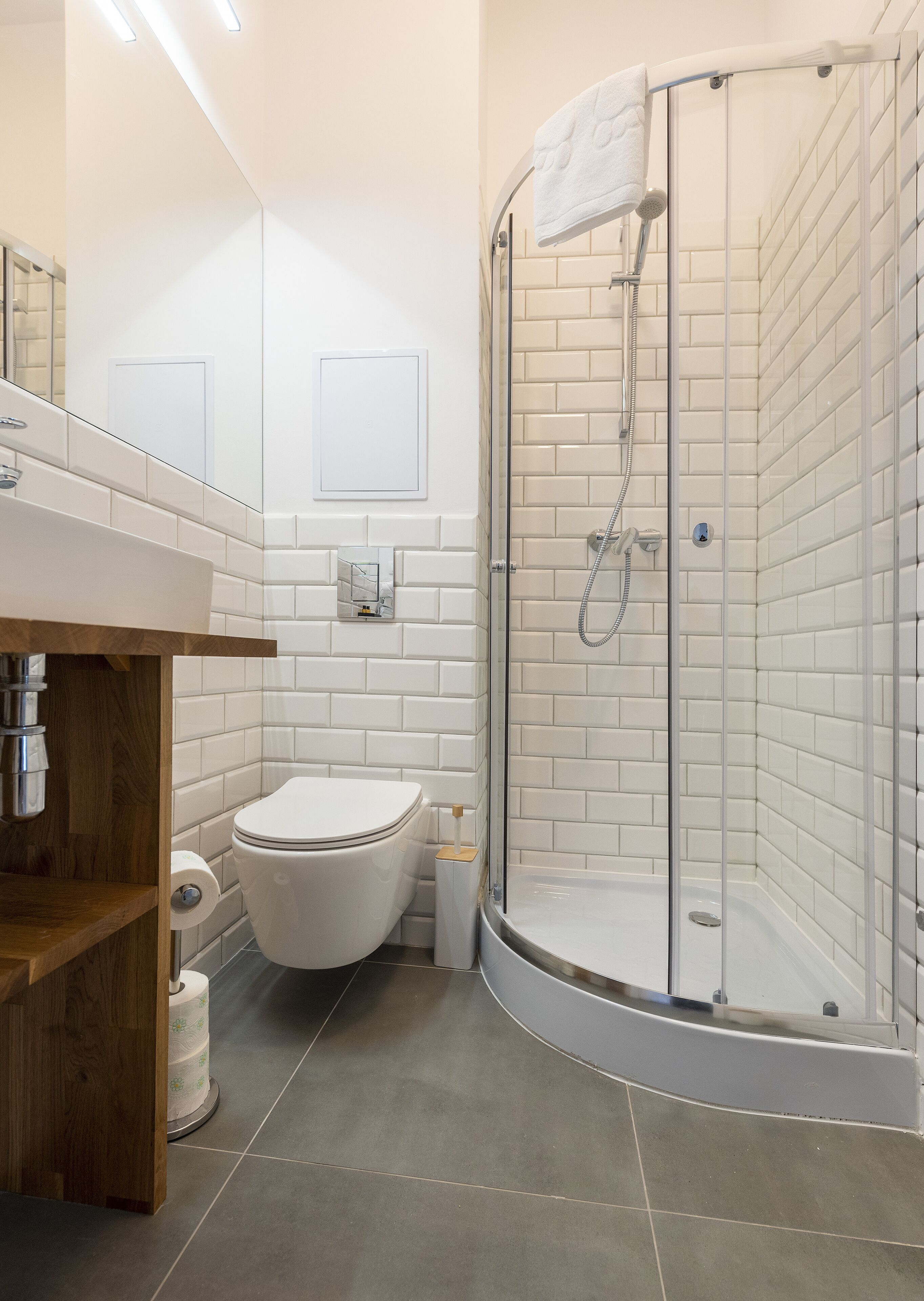Un baño moderno con ducha de vidrio, inodoro y zona de lavabo.