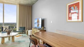 Kondo Mewah, 1 Tempat Tidur King dengan tempat tidur Sofa, balkon, pemandangan kota | Area keluarga | TV LED, Netflix, buku, dan layanan streaming