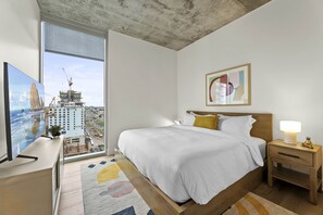 Condo de lujo, 1 cama King size y sofá cama, balcón, vista a la ciudad | 1 habitación, ropa de cama hipoalergénica y decoración personalizada 