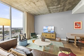 Condo de lujo, 1 cama King size y sofá cama, balcón, vista a la ciudad | Área de sala de estar | Televisión LED, Netflix, libros y servicios de streaming 