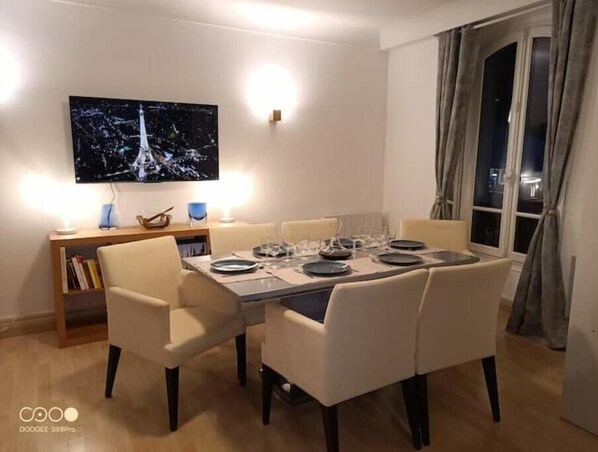 Dining - Aramis Colibri 72m2, lit King-size, Baignoire duo (Paris)