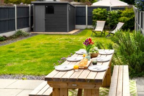 Outdoor dining - Large three bedroom Apartment w/ Garden near Beach (Broadstairs)