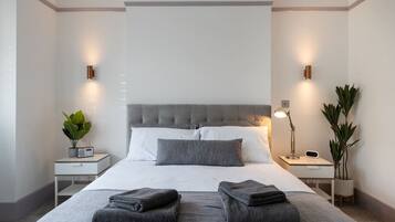 3 bedrooms, desk, iron/ironing board, travel cot