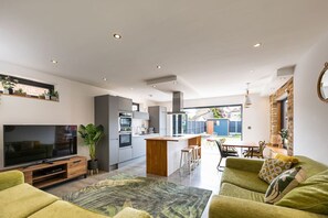 TV, video games - Large three bedroom Apartment w/ Garden near Beach (Broadstairs)