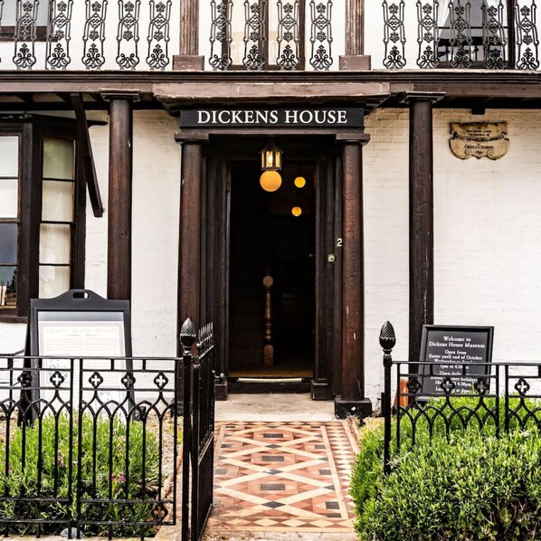 Exterior detail - Large three bedroom Apartment w/ Garden near Beach (Broadstairs)