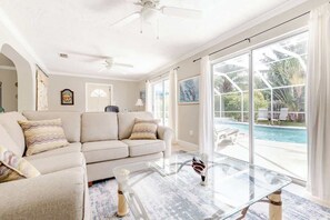 Smart TV, fireplace, offices - Hibiscus Hideaway: Private Pool, Bikes & Beach Fun (Satellite Beach)