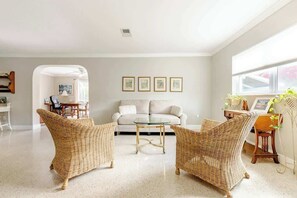 Una Smart TV, una chimenea, una oficina