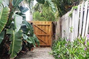 Property grounds - Hibiscus Hideaway: Private Pool, Bikes & Beach Fun (Satellite Beach)