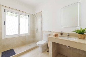 Een douche, een bidet, handdoeken