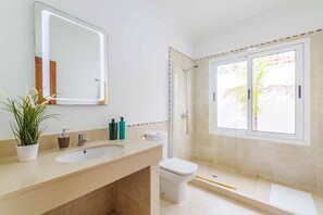 Douche, bidet, serviettes fournies