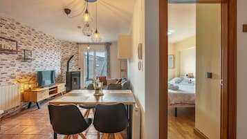 1 habitación, tabla de planchar con plancha, wifi gratis y ropa de cama