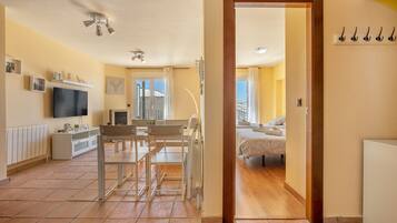 1 slaapkamer, een strijkplank/strijkijzer, gratis wifi, beddengoed