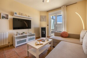 Una televisión, una chimenea