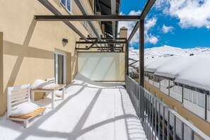 Property grounds - Superior Apartment with Terrace E: Mountain Views, Private Terrace & Wi-Fi (Sierra Nevada)