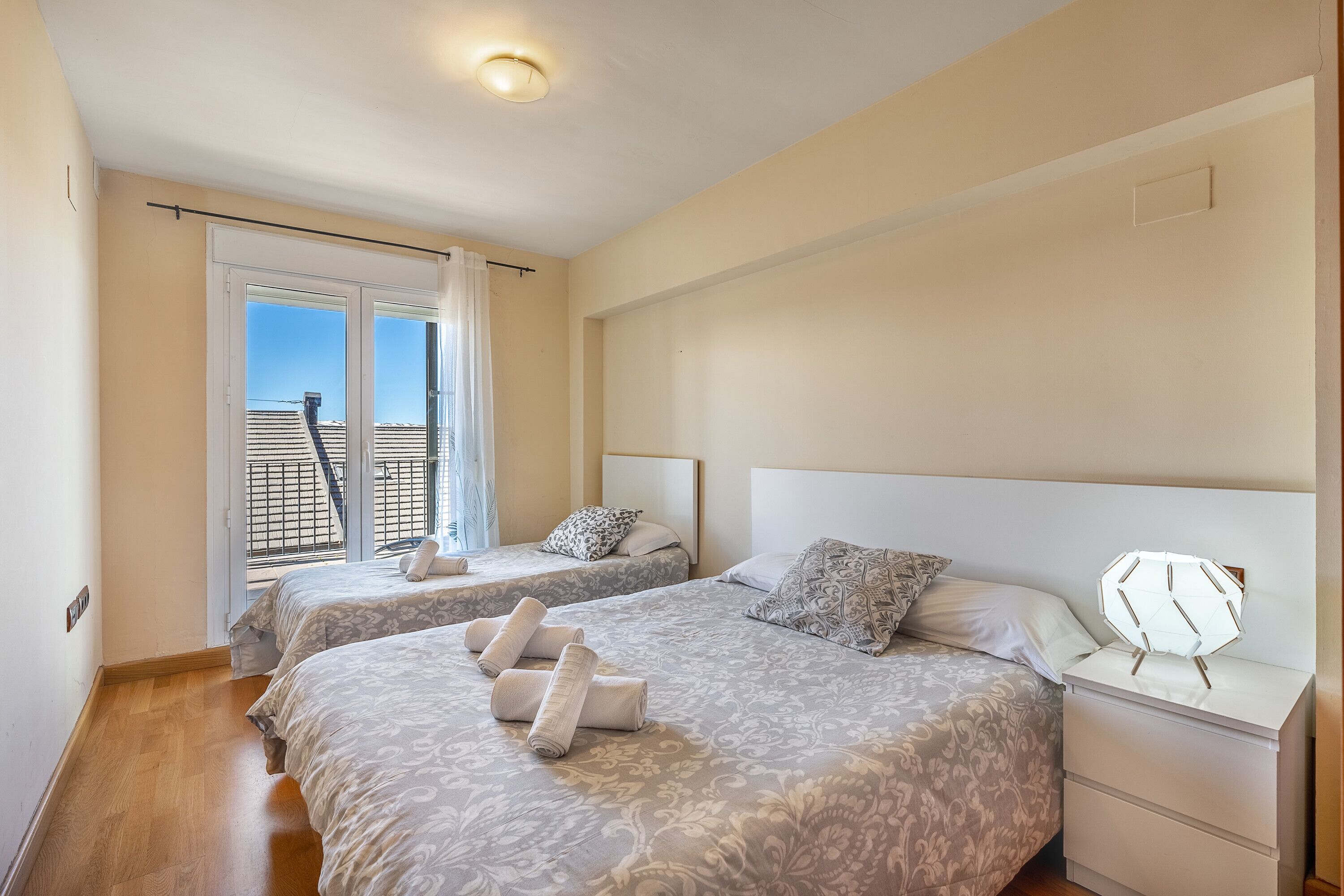 1 habitación, tabla de planchar con plancha, wifi gratis y ropa de cama 