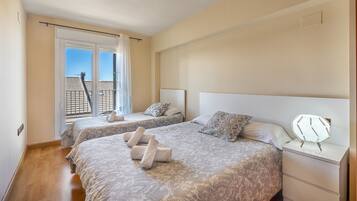 1 slaapkamer, een strijkplank/strijkijzer, gratis wifi, beddengoed