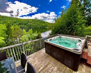 Outdoor spa tub - Le Chalet Beaulac (Saint-Adolphe-d'Howard)