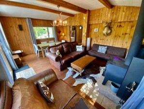 Living area - Le Chalet Beaulac (Saint-Adolphe-d'Howard)