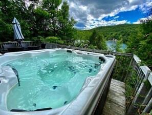 Outdoor spa tub - Le Chalet Beaulac (Saint-Adolphe-d'Howard)